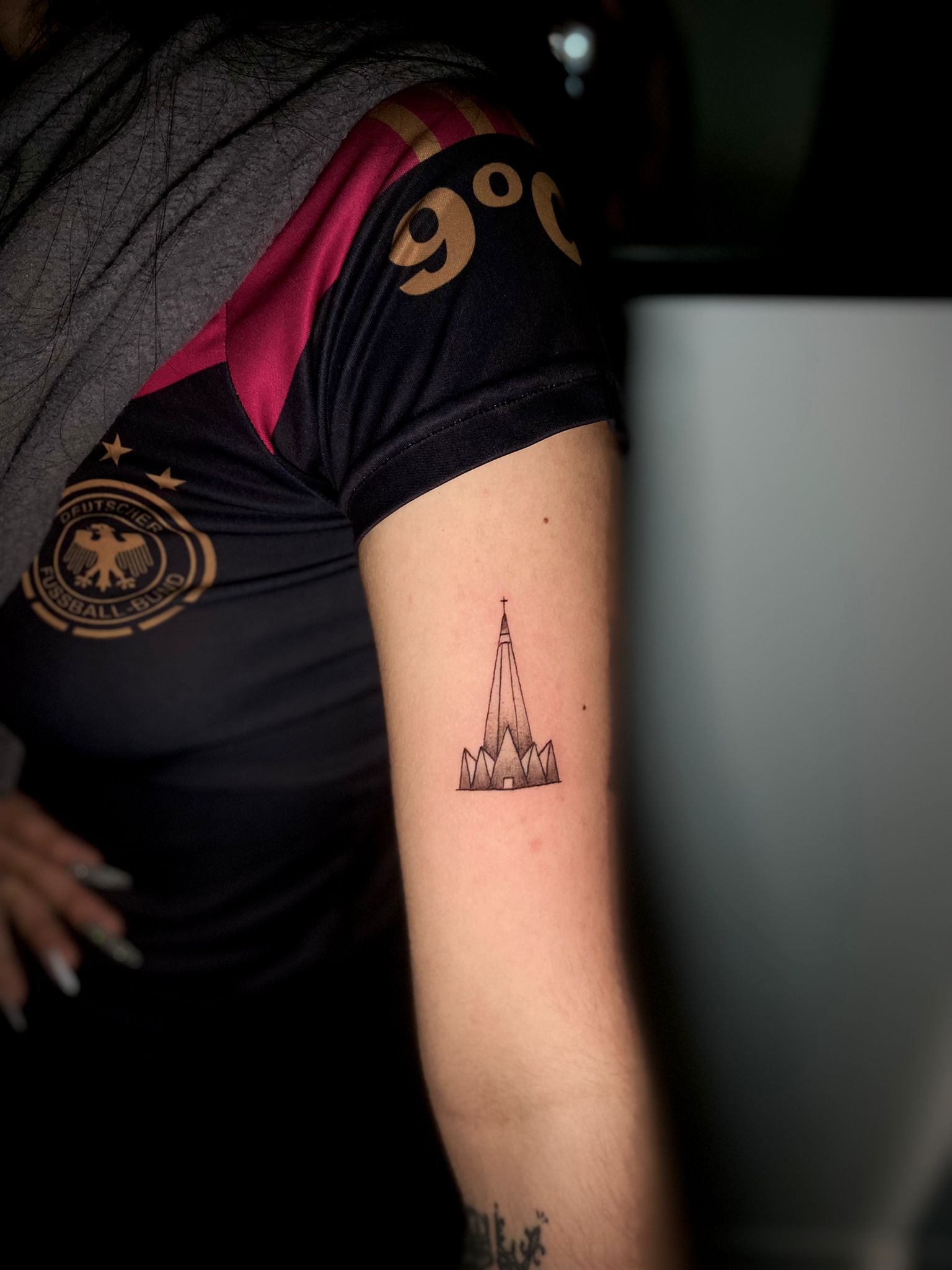 Maringa, who lives in the United States, gets a cathedral tattoo: 
