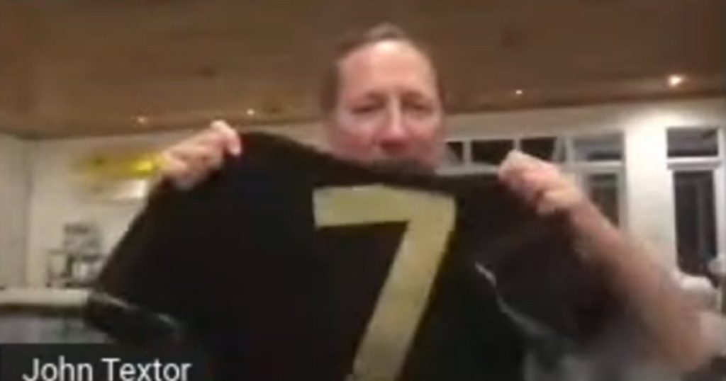 New outfit?  In the live broadcast, John Textor displays a black Botafogo shirt with a gold number
