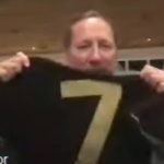 New outfit?  In the live broadcast, John Textor displays a black Botafogo shirt with a gold number