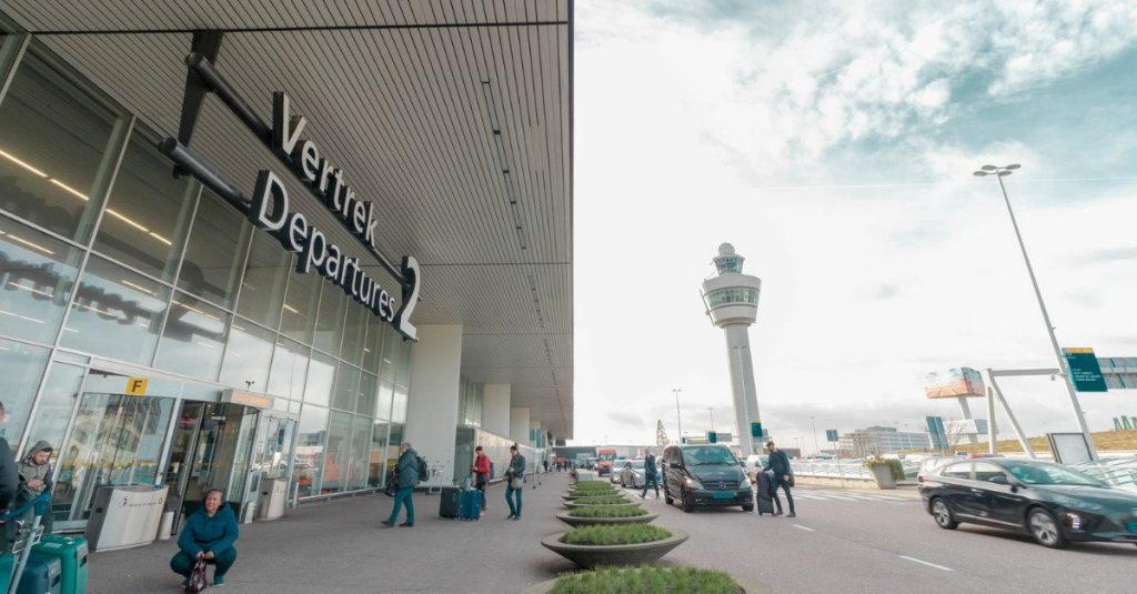 Amsterdam Airport prohibits entry to passengers 4 hours before departure