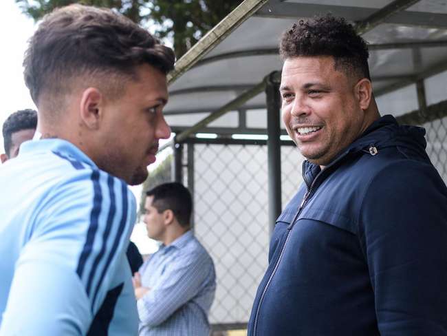 In Belo Horizonte, Ronaldo accompanied Cruzeiro's training in the morning