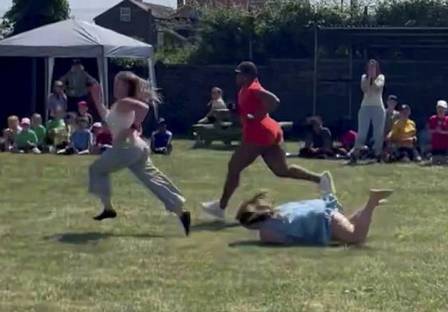 A woman falls while running in a competition invited by her daughter in England