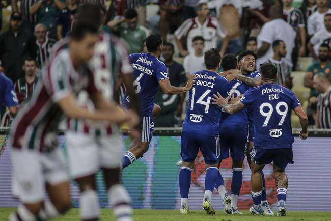 Pictures of Cruzeiro's equalizing goal, which Oliveira scored from a header