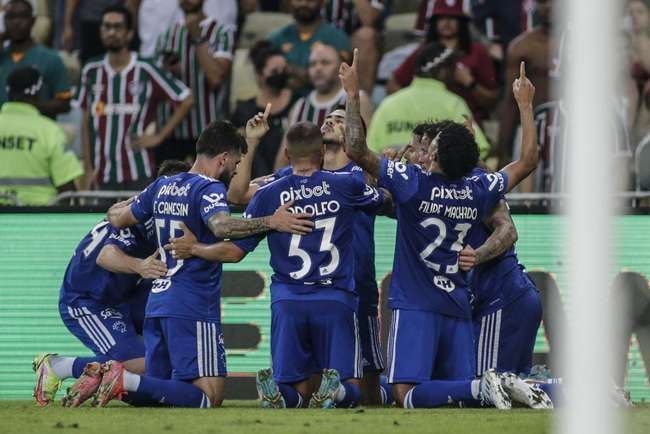 Pictures of Cruzeiro's equalizing goal, which Oliveira scored from a header