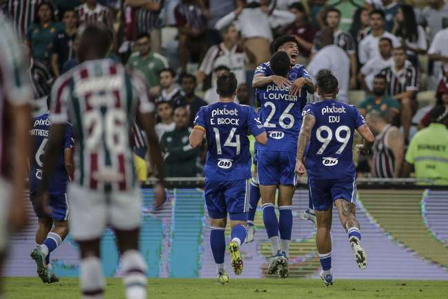 Pictures of Cruzeiro's equalizing goal, which Oliveira scored from a header