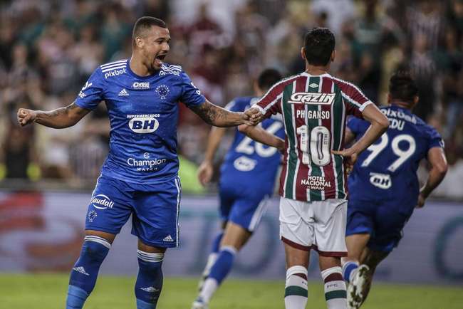 Pictures of Cruzeiro's equalizing goal, which Oliveira scored from a header