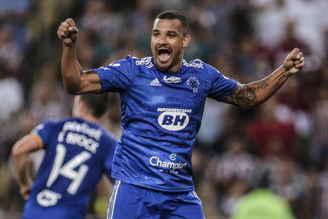 Pictures of Cruzeiro's equalizing goal, which Oliveira scored from a header