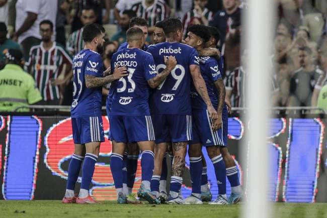 Pictures of Cruzeiro's equalizing goal, which Oliveira scored from a header