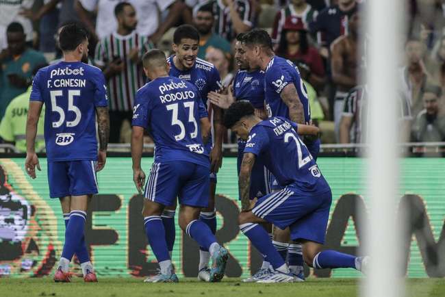 Pictures of Cruzeiro's equalizing goal, which Oliveira scored from a header