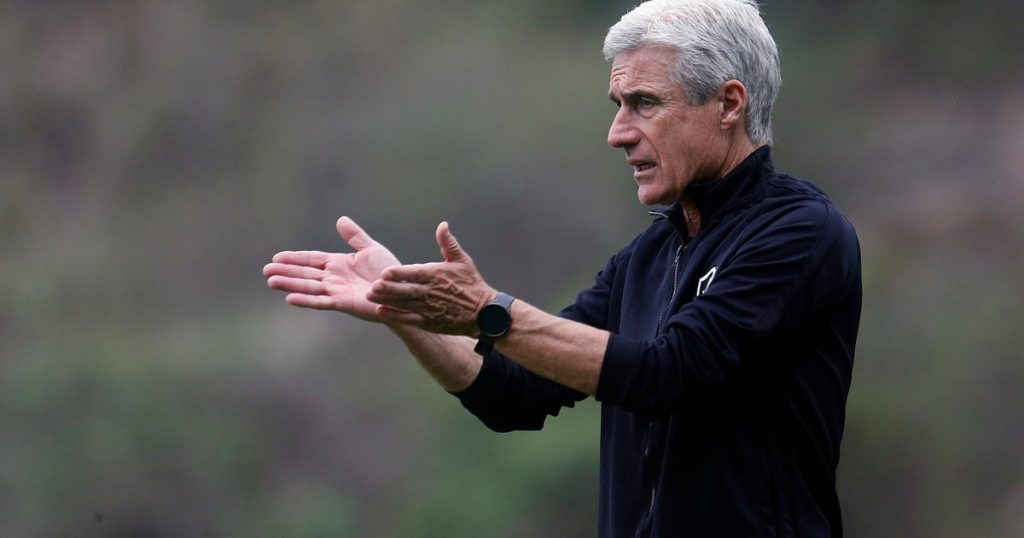 Coach Luis Castro expects an improvement in Botafogo's attacking part: 'The moment will come'