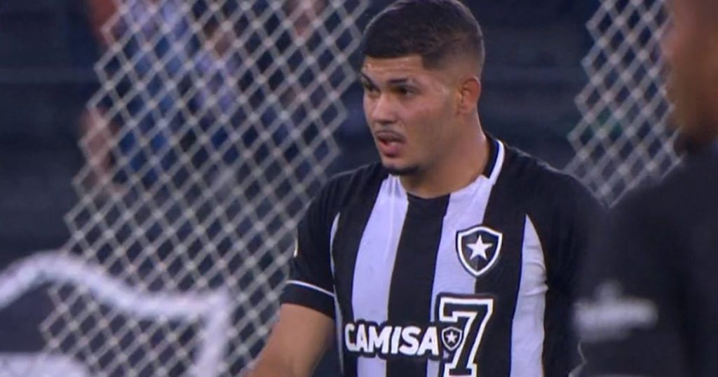 Erisson is the only person who spoke in the mixed Botafogo area and gave cause for the crowd's boos: "They have the right to charge us."