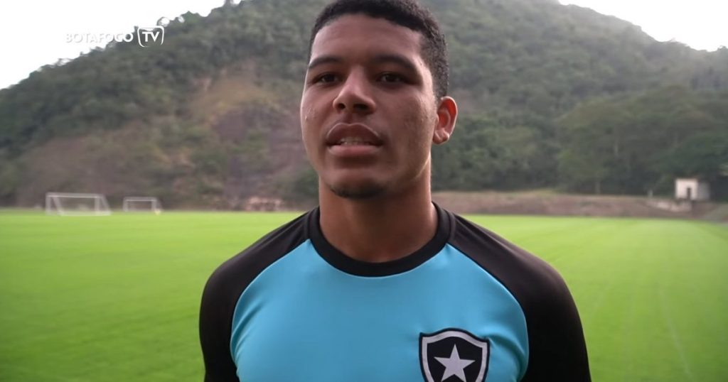 Vinicius Lopez says he celebrated his first goal with Botafogo "with fury" after refereeing errors and warns: "Now I think he opened the door"