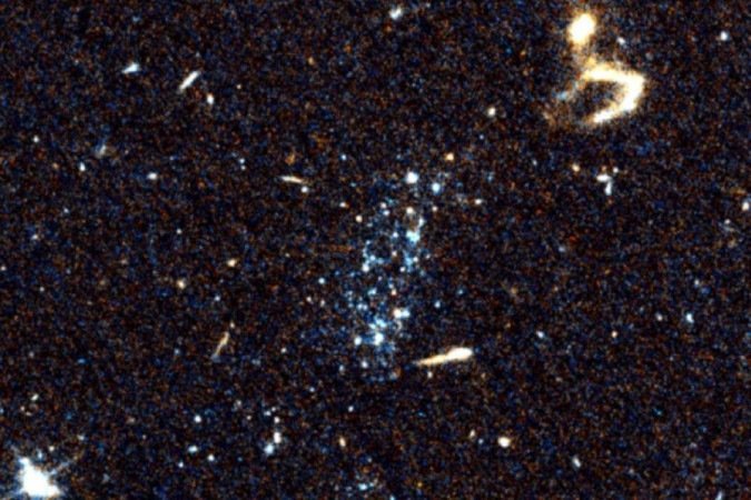 A coleção de estrelas azuis principalmente jovens é vista aqui usando a Câmera Avançada do Telescópio Espacial Hubble para Pesquisas -  (crédito: Michael Jones/Reprodução)