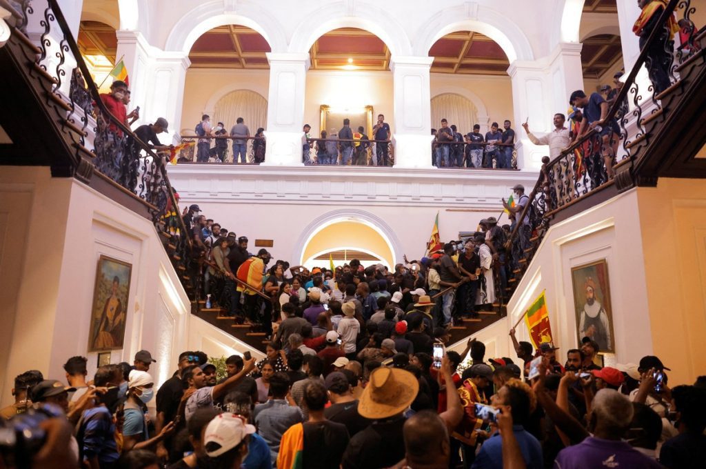 Video: Protesters storm the presidential residence in Sri Lanka |  Globalism