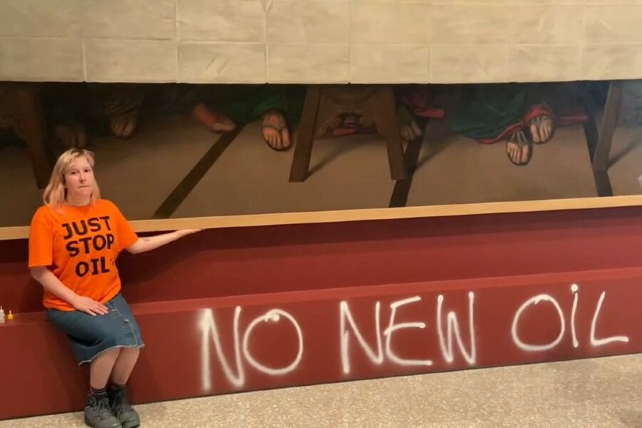 “Stick” your hands to works of art is a resistance