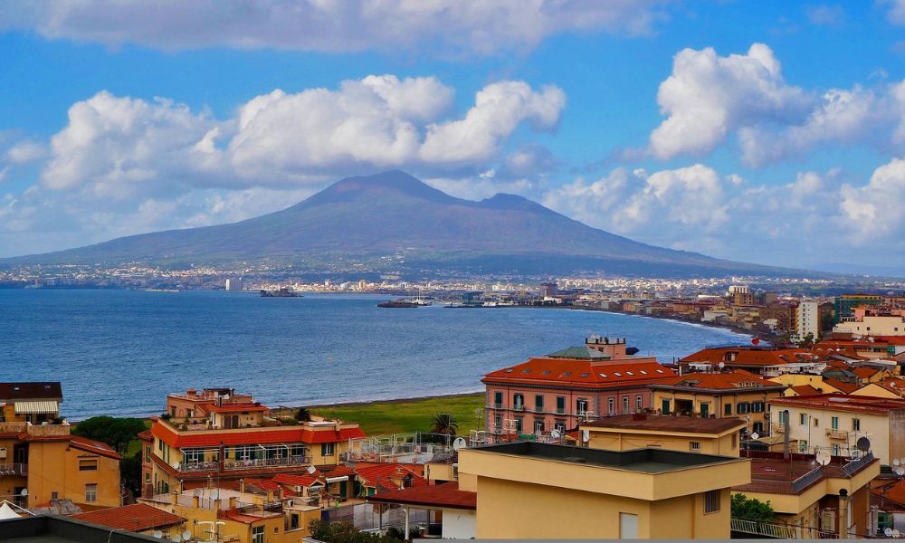 A tourist falls into the crater of Vesuvius while trying to retrieve a cell phone