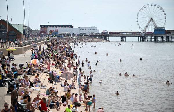 England's heatwave brings thousands to beaches