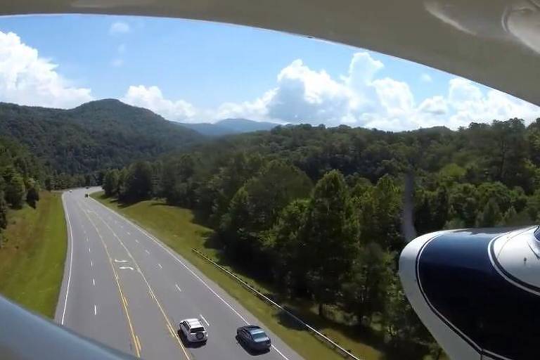 A pilot lands on the highway after an engine failure;  Watch the video - 07/12/2022 - the world