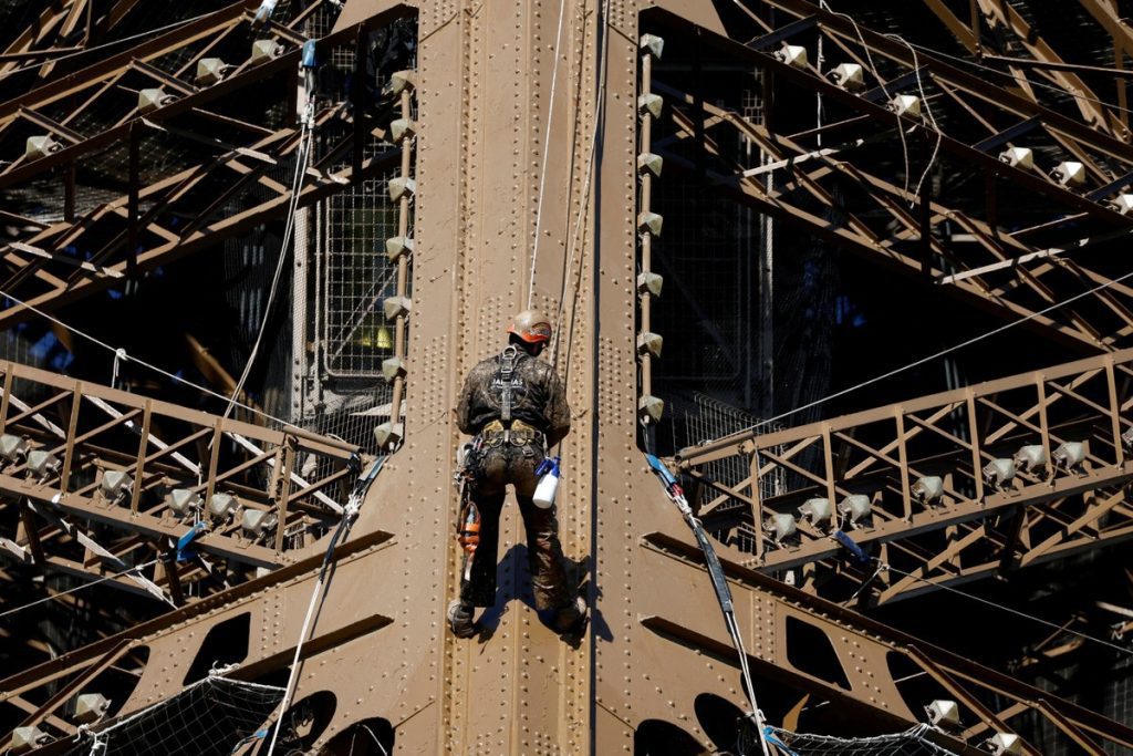 French magazine: The Eiffel Tower is rusty and in need of major renovations |  Travel and Tourism