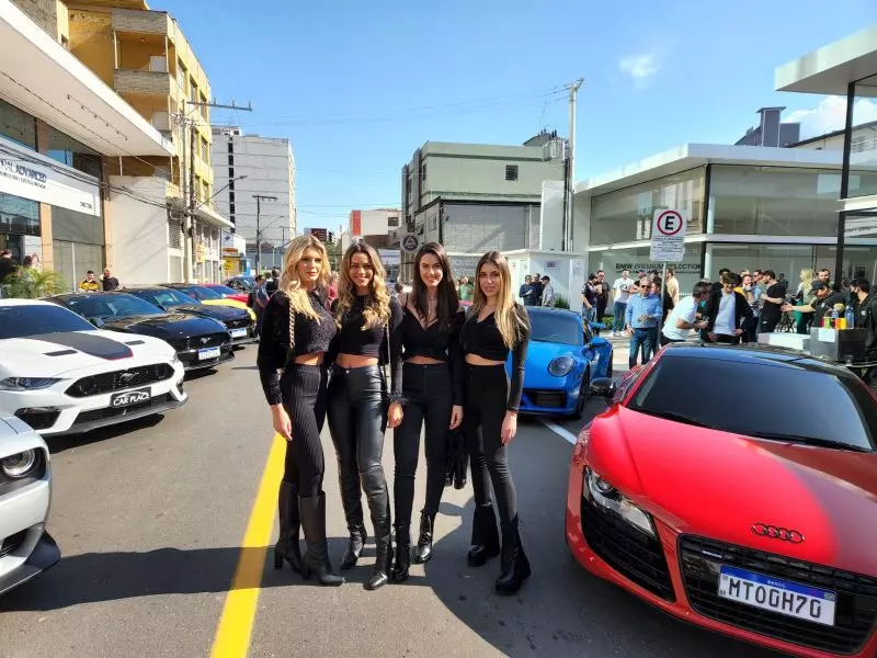 Rich people from Criciúma (SC) show imported cars to the public