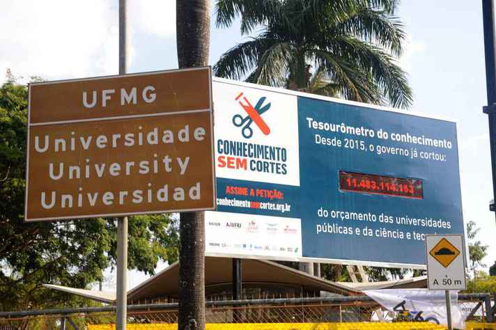 A 'Tesourometer' installed at the entrance to the Pampulha campus during the SBPC meeting in 2017, showed budget losses imposed on science and technology in Brazil