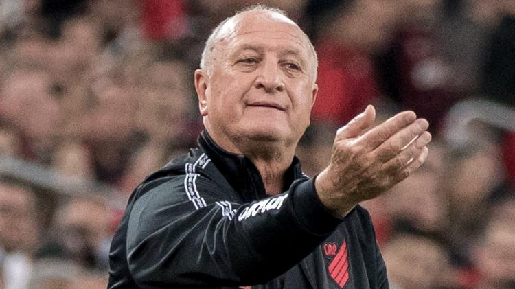 Luiz Felipe Scolari, aka Felipão, poses for Atlético players during a match against Estudiantes - Robson Mafra / AGIF - Robson Mafra / AGIF