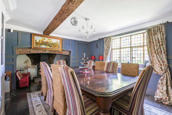 A home frequented by William Shakespeare has been listed in the UK for R$9.2 million (Image: Disclosure)