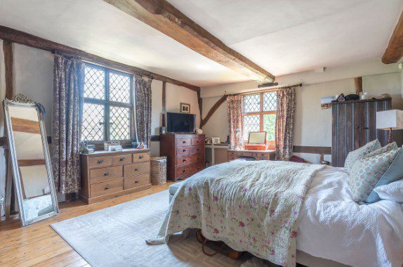 A home frequented by William Shakespeare has been listed in the UK for R$9.2 million (Image: Disclosure)
