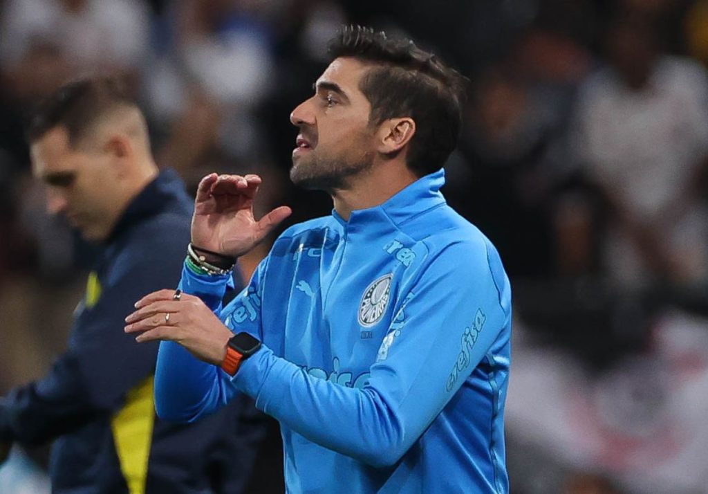 Abel Ferreira cites the example of São Paulo and asks for a foot on the ground at Palmeiras