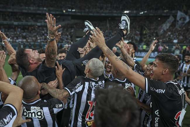 In April, Mehmed celebrated the conquest of Campeonato Mineiro, which defeated rival Cruzeiro at Mineir.