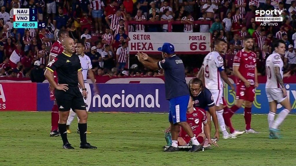 Makiro argues with the referee on the field and sends off a Villa Nova player in the Nautico match;  Video |  football