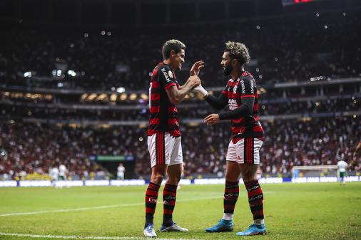 Dorival Junior does not rule out Flamengo with an attacking trio and asks about Pedro and Gabi in the Brazilian national team.