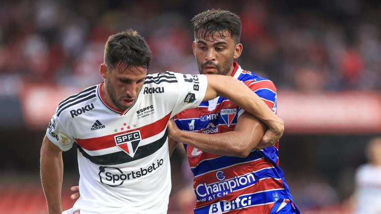 Calleri tries to escape the mark during a match between Sao Paulo and Fortaleza in Brazil - Marcello Zambrana / AGIF - Marcello Zambrana / AGIF