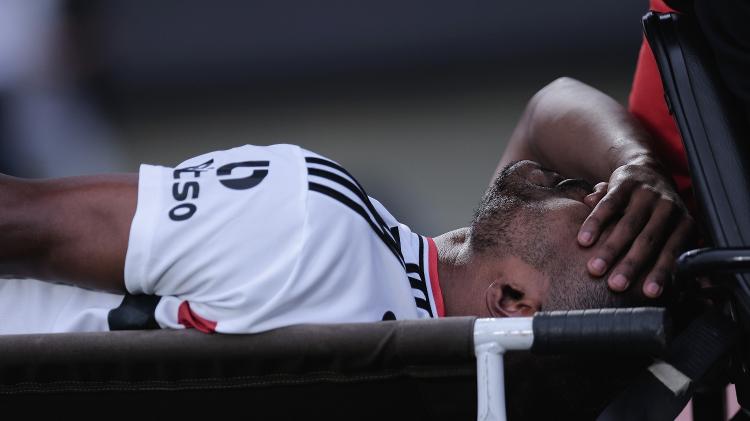 Nicao suffers an injury and leaves on a stretcher for the match between Sao Paulo and Fortaleza in Brazil - Ettore Chiereguini / AGIF - Ettore Chiereguini / AGIF