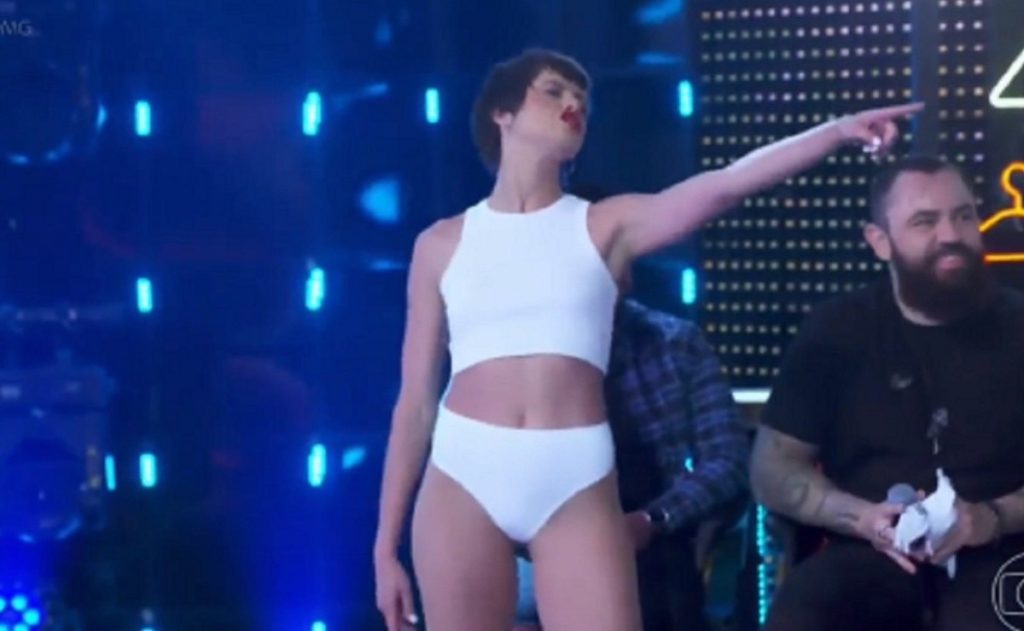 Agatha Moreira is accused of "stealing" Anne Hathaway's performance in "Batalha do Lip Sync".  The actress performed Miley Cyrus' song