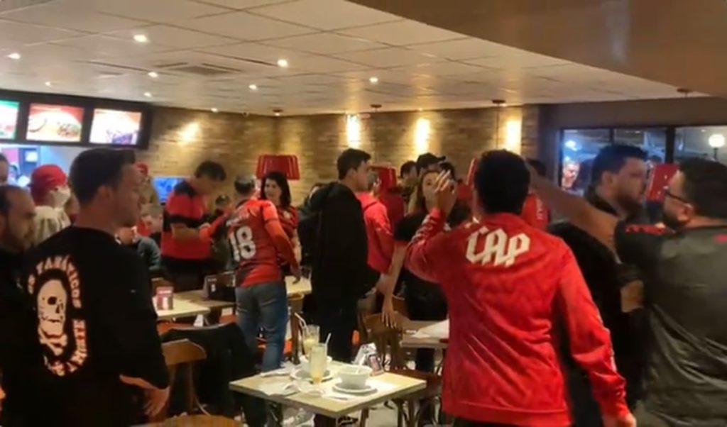 Atletico fans kick Flaming players out of a restaurant after they were eliminated in Copa do Brasil;  Video |  Atletico PR