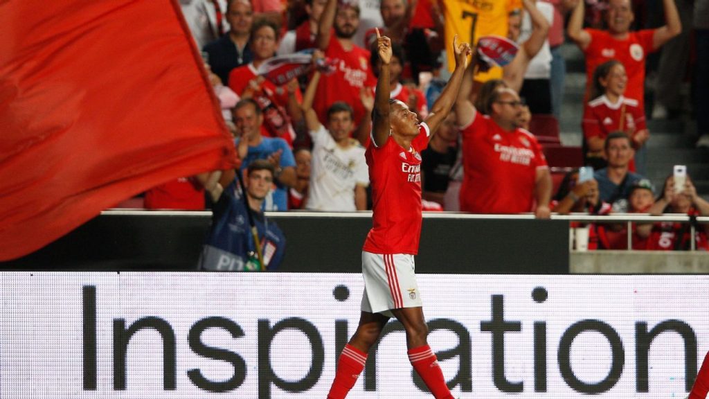 David Neres shines under the watchful eye of the national team, Benfica puts on display and advances to the Champions League group stage