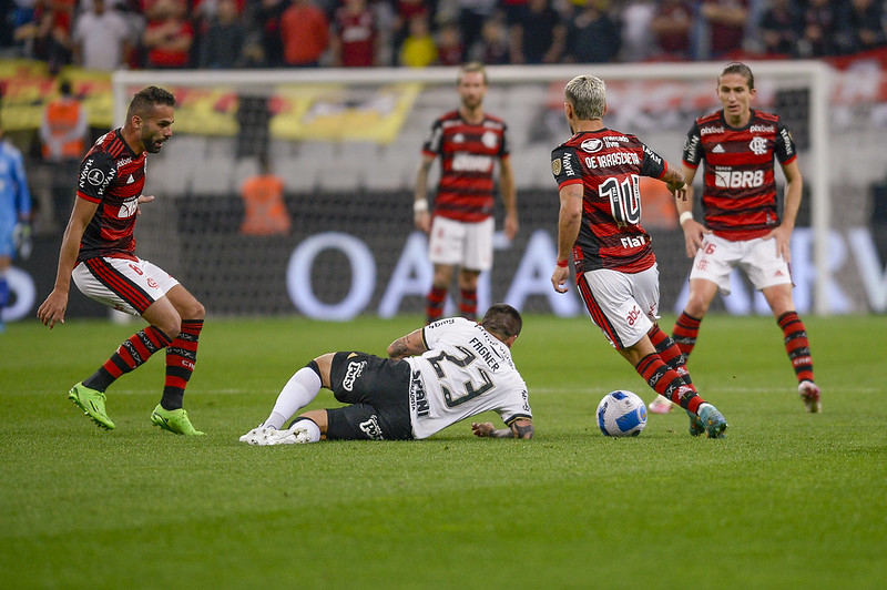 Thiago Maia observa Fágner do Corinthians no chão no jogo do Flamengo contra a equipe paulista