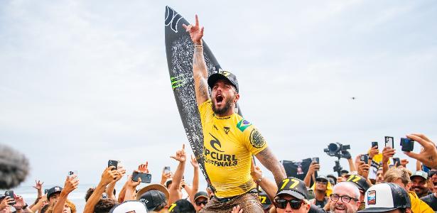 Felipe Toledo beats Italo to become world surfing champion for the first time