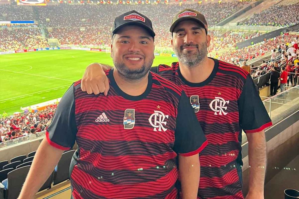 Sam Shahidi and Gabriel Poncio accompany the Flamengo match at the Maracana