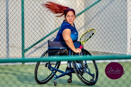 Jade em cadeira de rodas na quadra de tênis