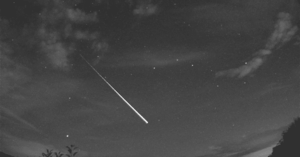 Is it a spaceship?  "Fireball" appears in UK skies;  See pictures