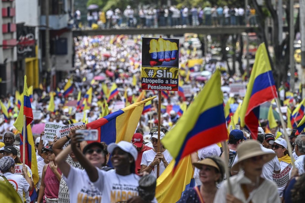 Thousands protest in Colombia against leftist President Gustavo Petro, who took office 50 days ago |  Globalism