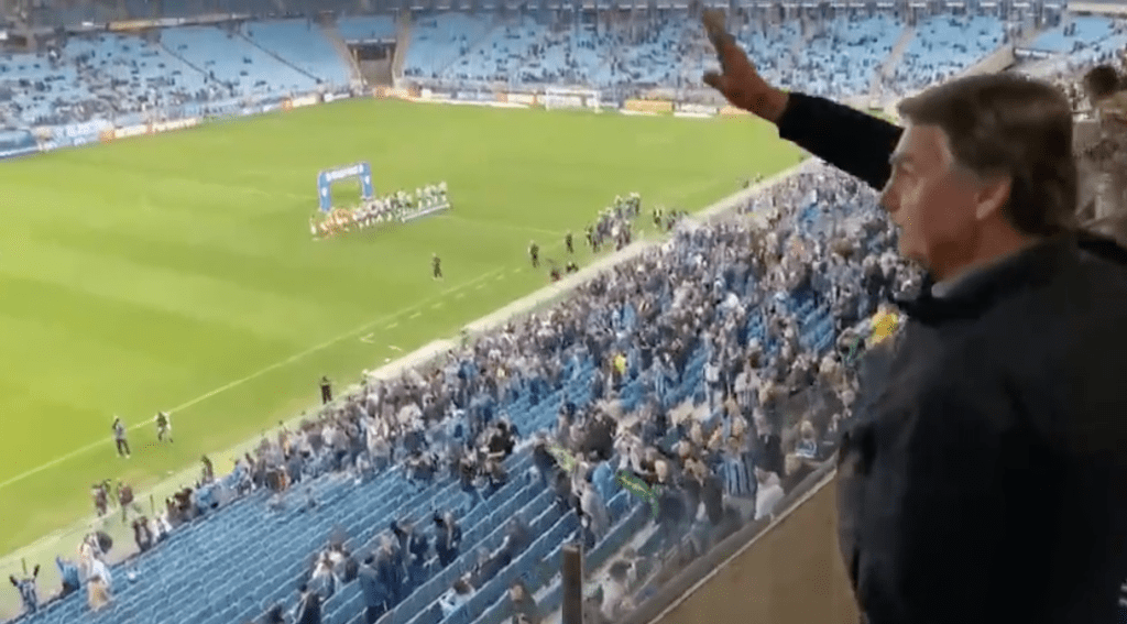 Bolsonaro boos and cheers before Grêmio . match