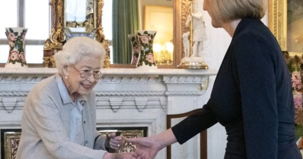 Fans notice bruises on the Queen's hands in a photo with the new Prime Minister - Metro World News Brasil