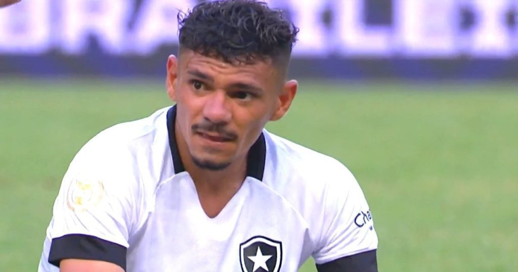 Globo commentators praise Tiquinho Soares on his debut with Botafogo: "Different. Great hire"
