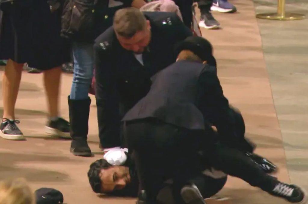 Man arrested after running towards Queen Elizabeth II’s coffin |  Globalism