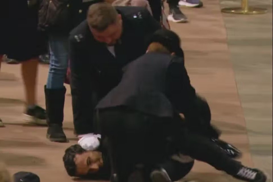 Man arrested for touching Queen Elizabeth II’s coffin