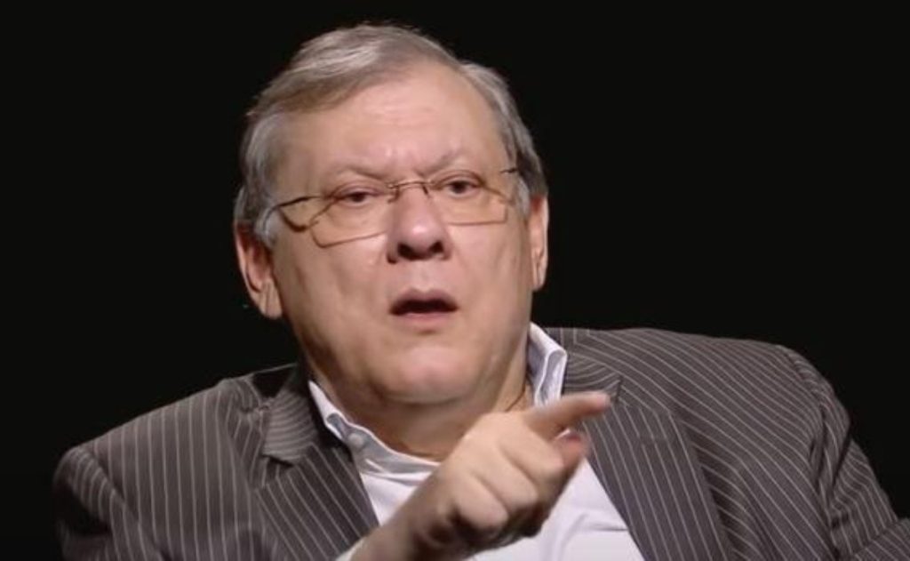 "Mostly...";  Milton Neves doesn't hold back a rotten and pottery flamingo pin with an extraordinary prize