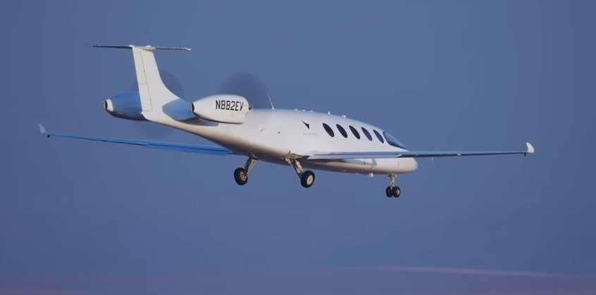 The world’s first electric plane flies for the first time in the United States